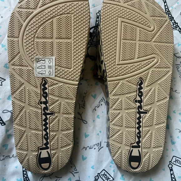 Champion slides size 7. Bought them online over a year ago and didn’t fit me. - Picture 3 of 4